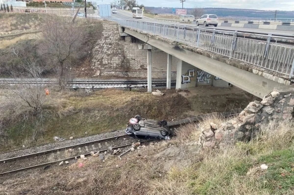    На трассе Ялта - Севастополь машина упала с моста на железную дорогу