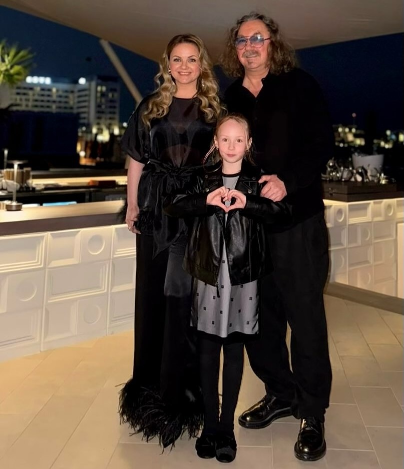 Игорь Николаев с женой и дочкой