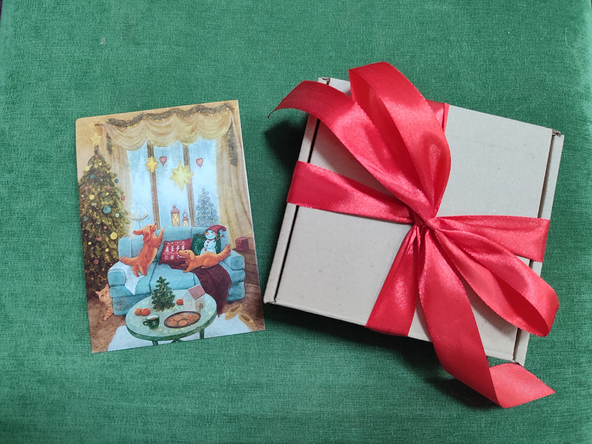 Выиграла бокс с подарочками) 