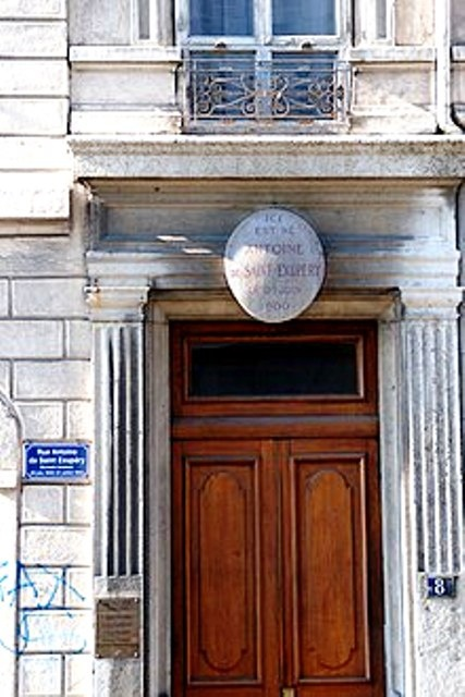 Место рождения Антуана де Сент-Экзюпери — дом номер 8 на улице Пейра, которая потом была названа его именем (фото из Википедии)