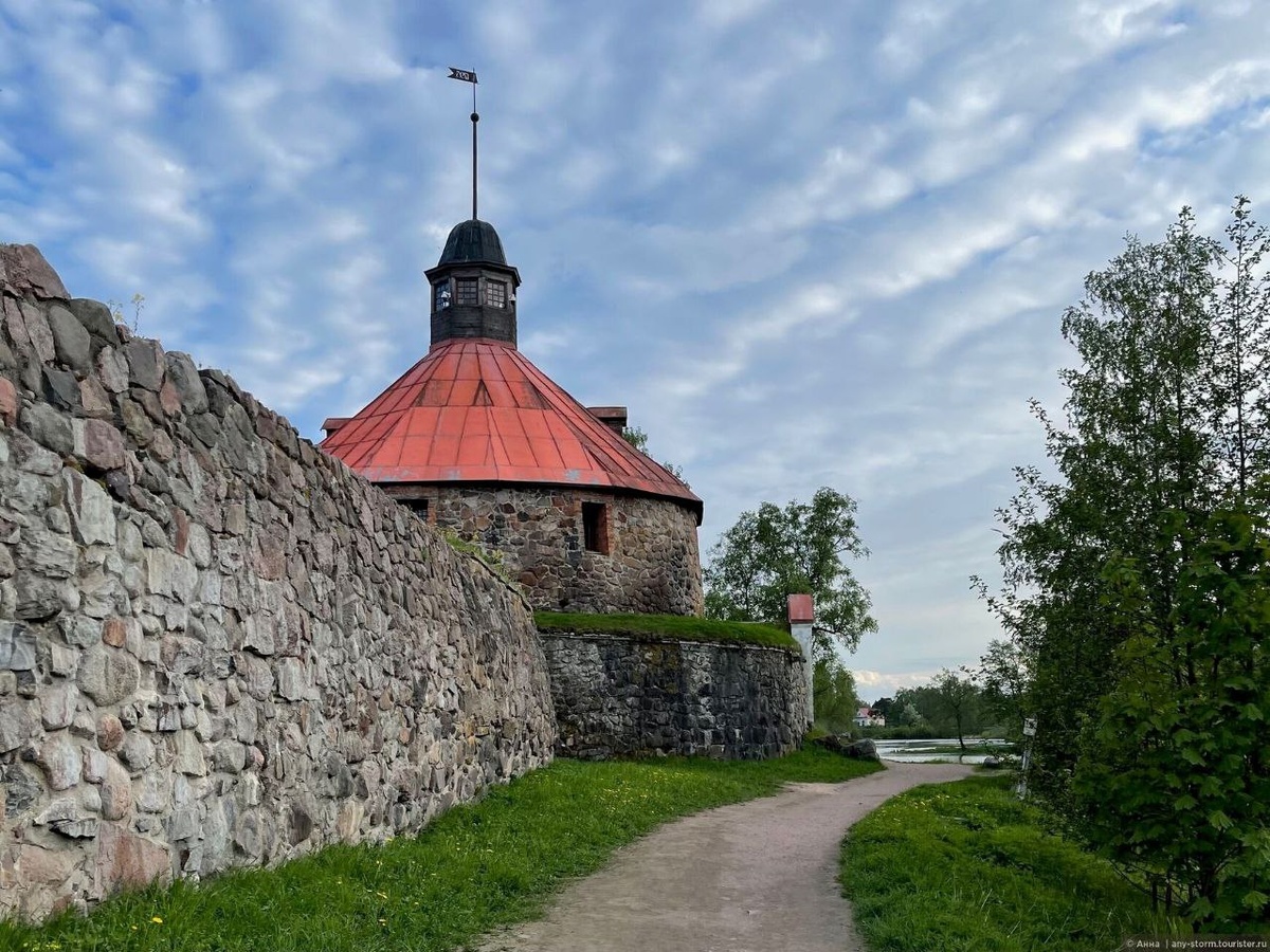 Стена и Круглая (Пугачевская) башня. Фото из открытых источнииков интернет.