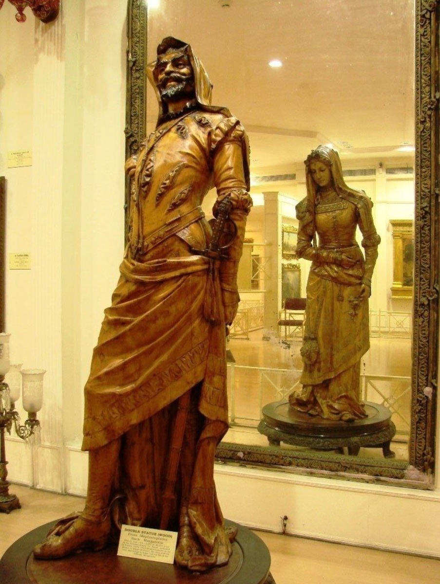 Скульптура Мефистофеля (впереди) и Маргариты (сзади), вырезанная в XIX веке из цельного сикамора, или библейской смоковницы. Ныне экспонат хранится в музее Салара Юнга в Хайдарабаде