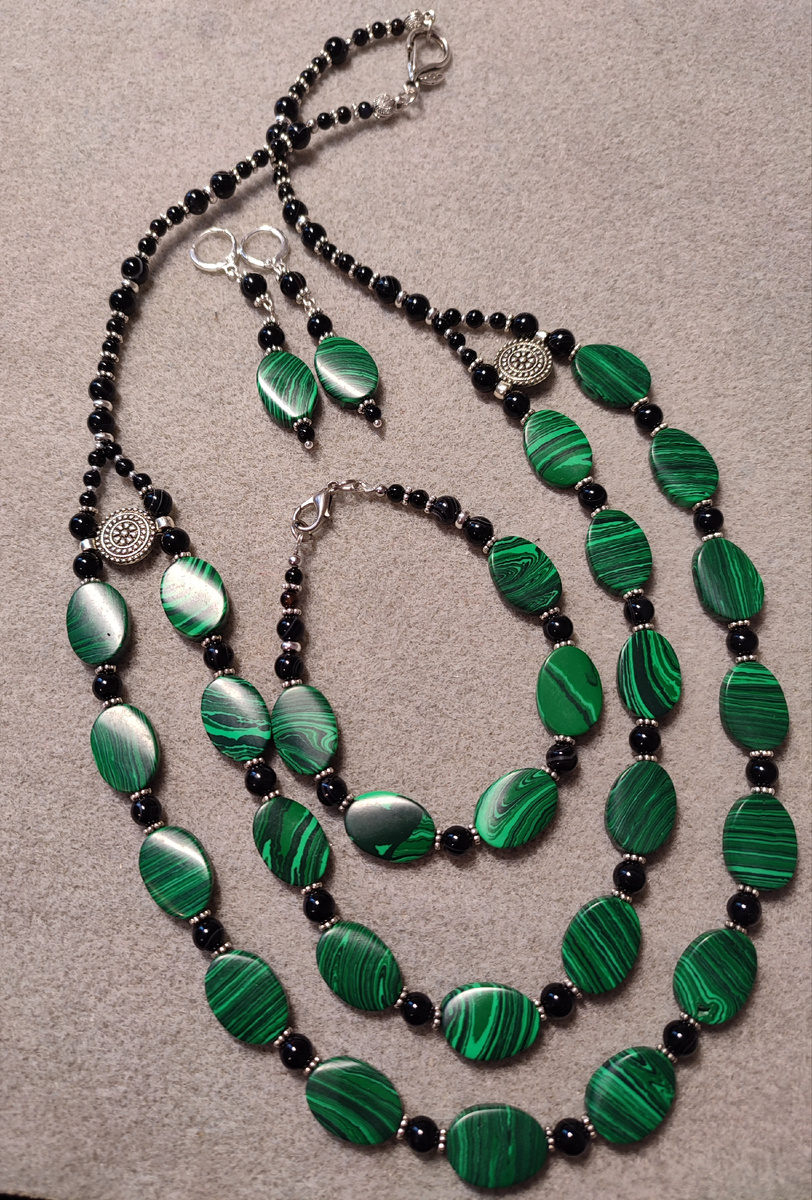 Колье с малахитом. Фото автора. 