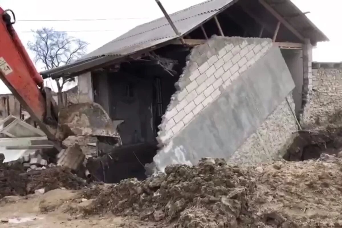    Рухнул дом, построенный на канализационном коллекторе в Дагестане