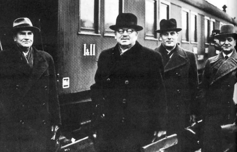 Финская делегация в разъездах. Паасикиви — в центре.