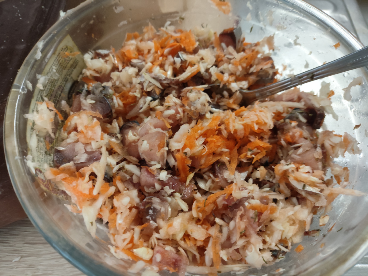 Начинка. Капуста, морковь и мелко рубленная скумбрия