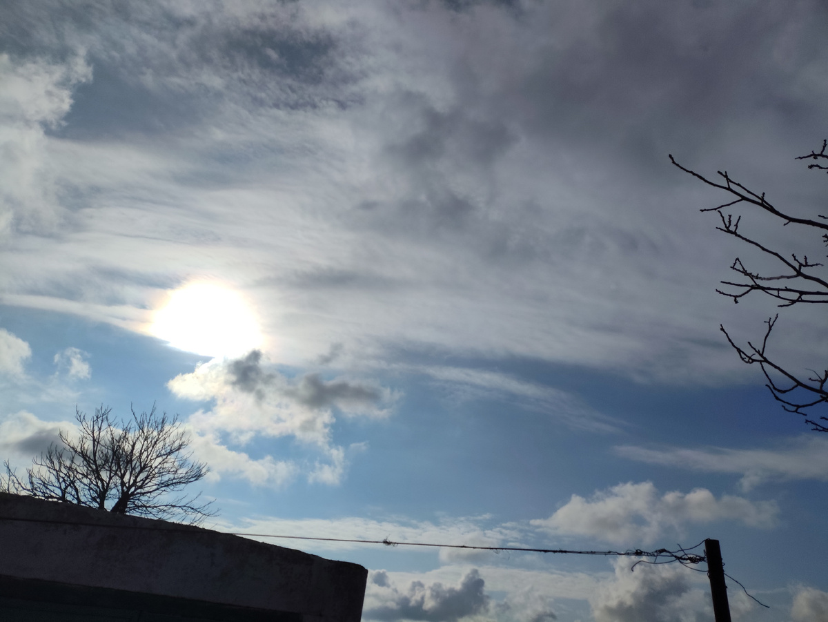 Солнце сегодня в дымке