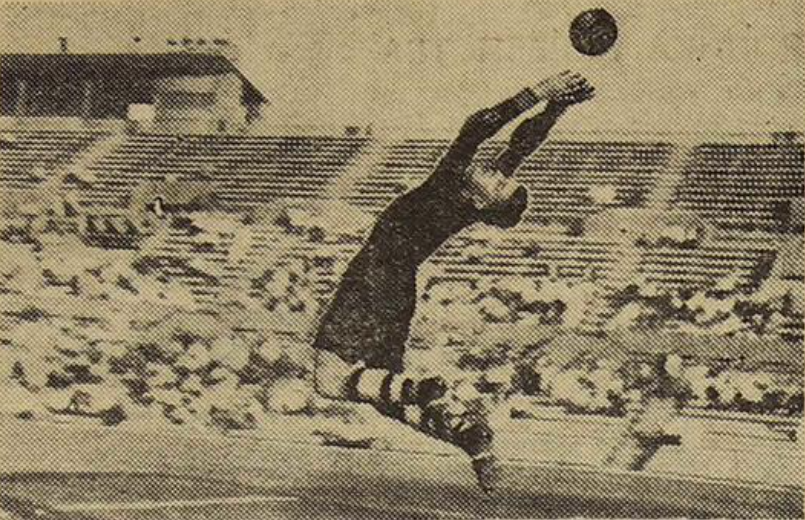 Футбольный матч на первенство СССР по группе «А» между командами киевского «Динамо» и московского «Спартака» на стадионе «Динамо» в Москве. Вратарь «Динамо» Идзковский пропускает мяч.
Фото М.Квасного "Красный спорт"