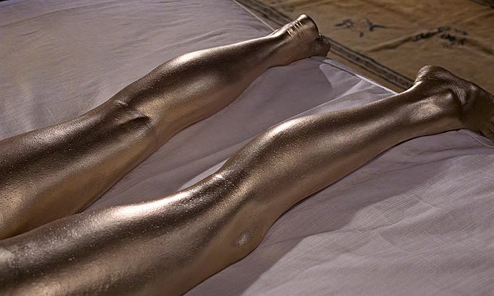 Позолоченные ноги Ширли Итон, вошедшие в историю