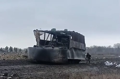 Российская БМП-3 с антидроновым навесом, системой РЭБ и резинотканевыми экранами поверх противокумулятивных решеток, источник – Телеграм-канал Военный Осведомитель