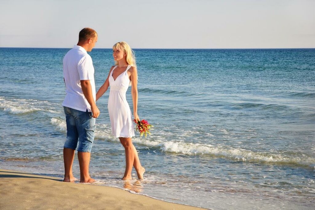 заинтересованно првожали взглядом ее мужа