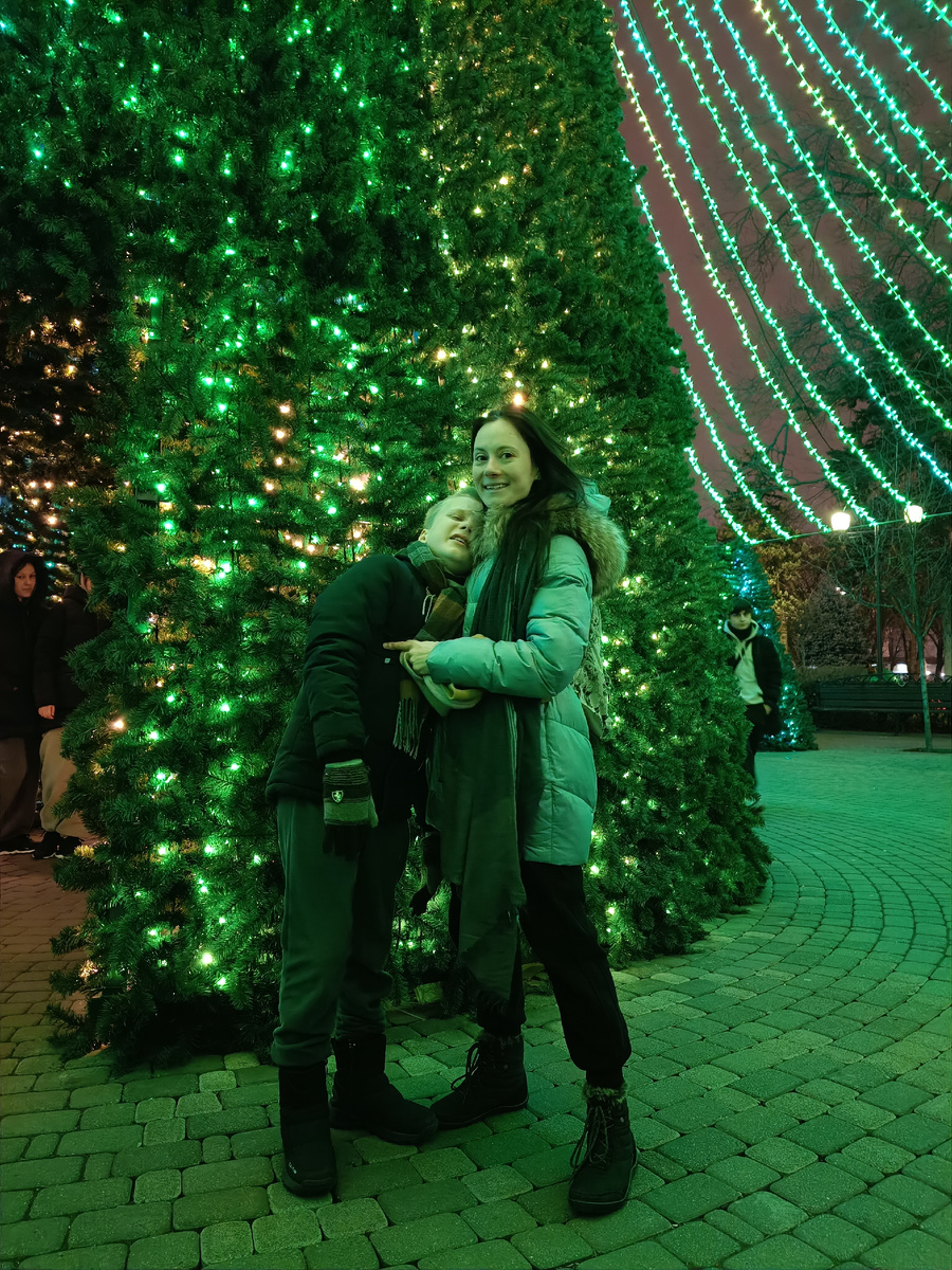 2025 год, гуляем . Не хочет фотографироваться