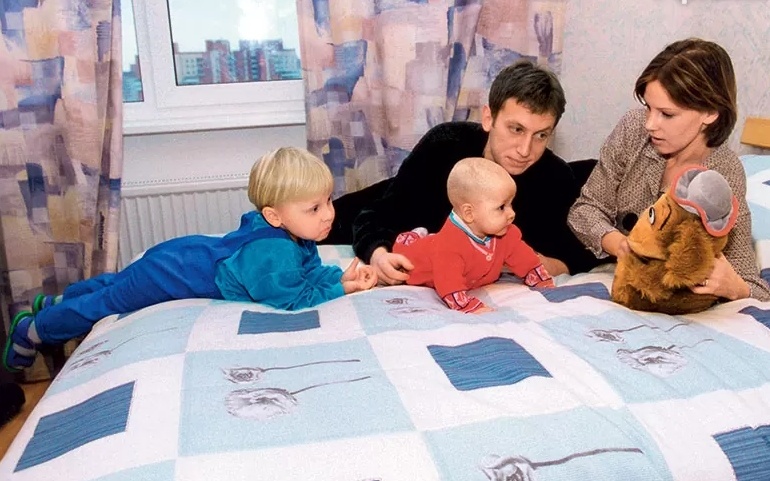 «А у меня сердце кровью обливалось, я же видела, как дети по отцу скучают. Не успевал прозвенеть звонок в дверь, как они бросались к Мише на шею с криками: «Папа!»