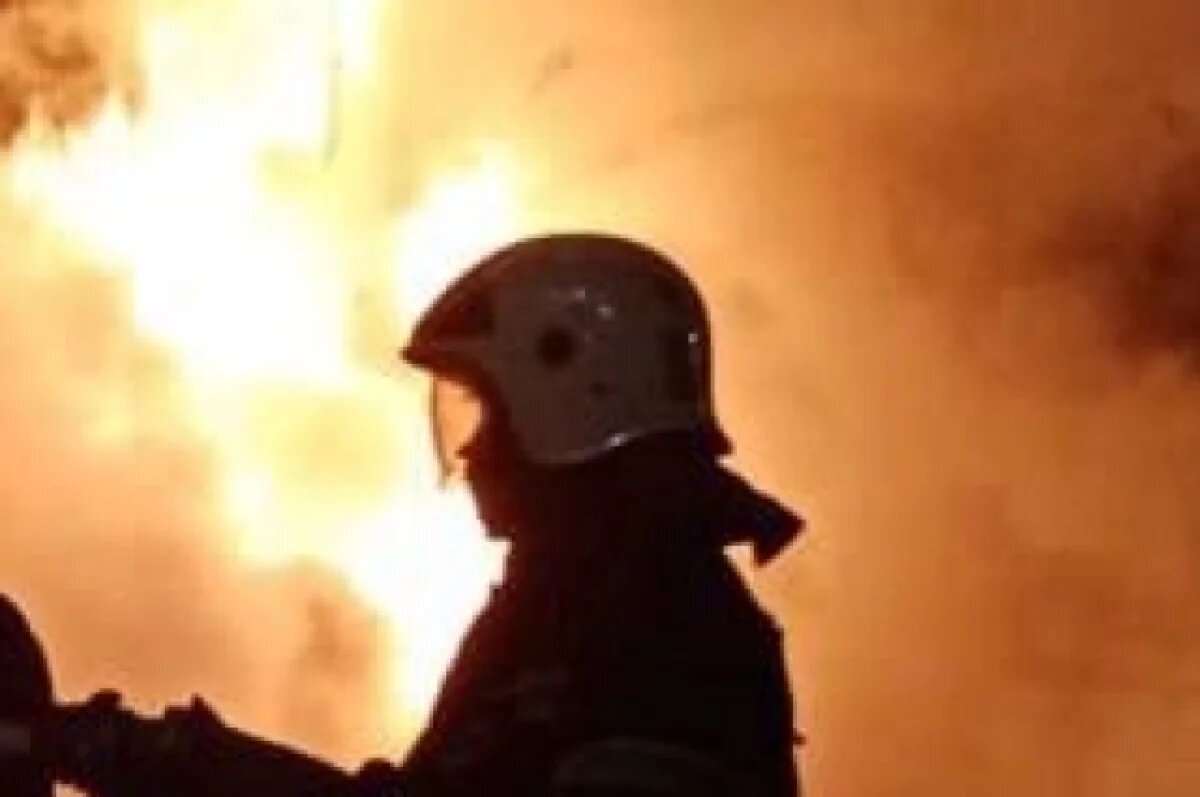    Попавшего в огненный капкан на В.О. пожарного увезли в больницу с ожогами