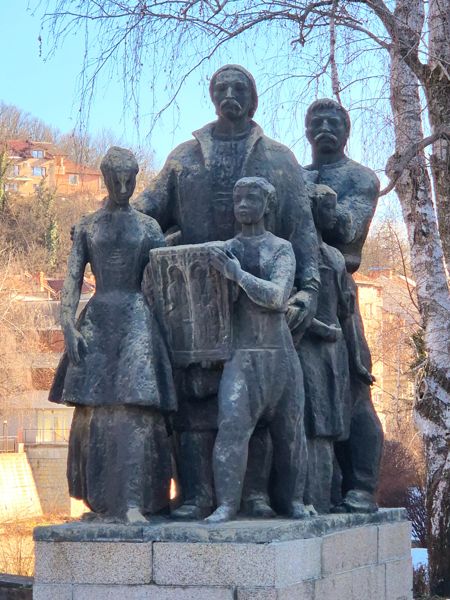 Суровая группа товарищей шествует с иконой по набережной. 