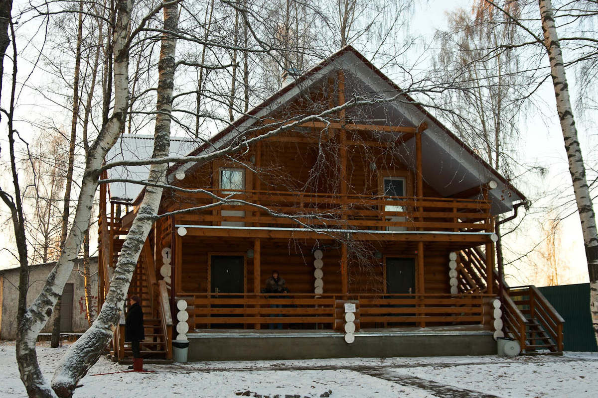 Домик-гостиница, в котором мы жили в Костроме. На крыльце стою я. Но разглядеть невозможно, поэтому и выложила 😁