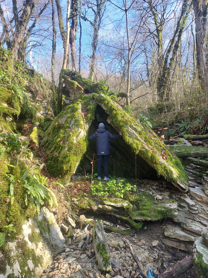 Искусственный домик в каньоне в окрестностях Дзыхры