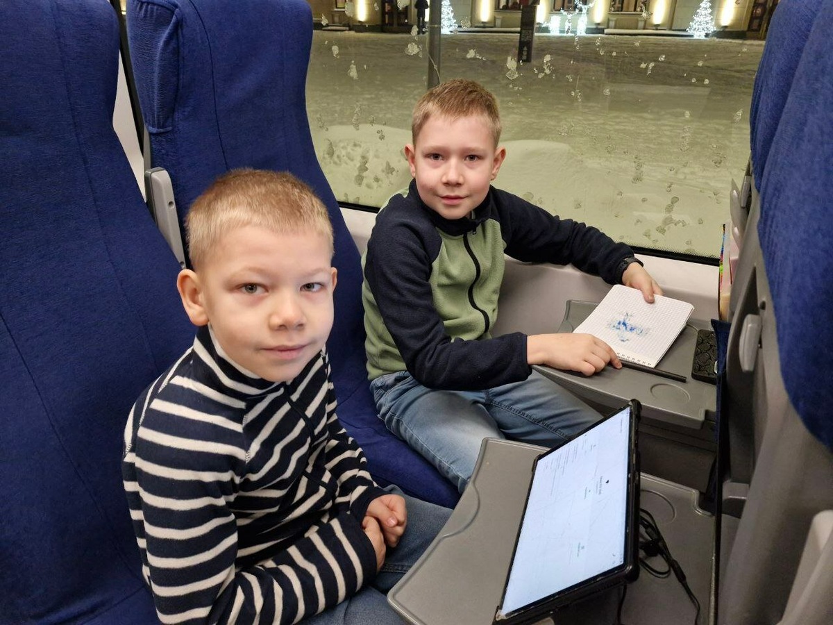 Мы заранее загрузили мультфильмы на планшет, чтобы ехать было веселее. В «Ласточке» есть розетки для зарядки гаджетов — они находятся внизу между кресел