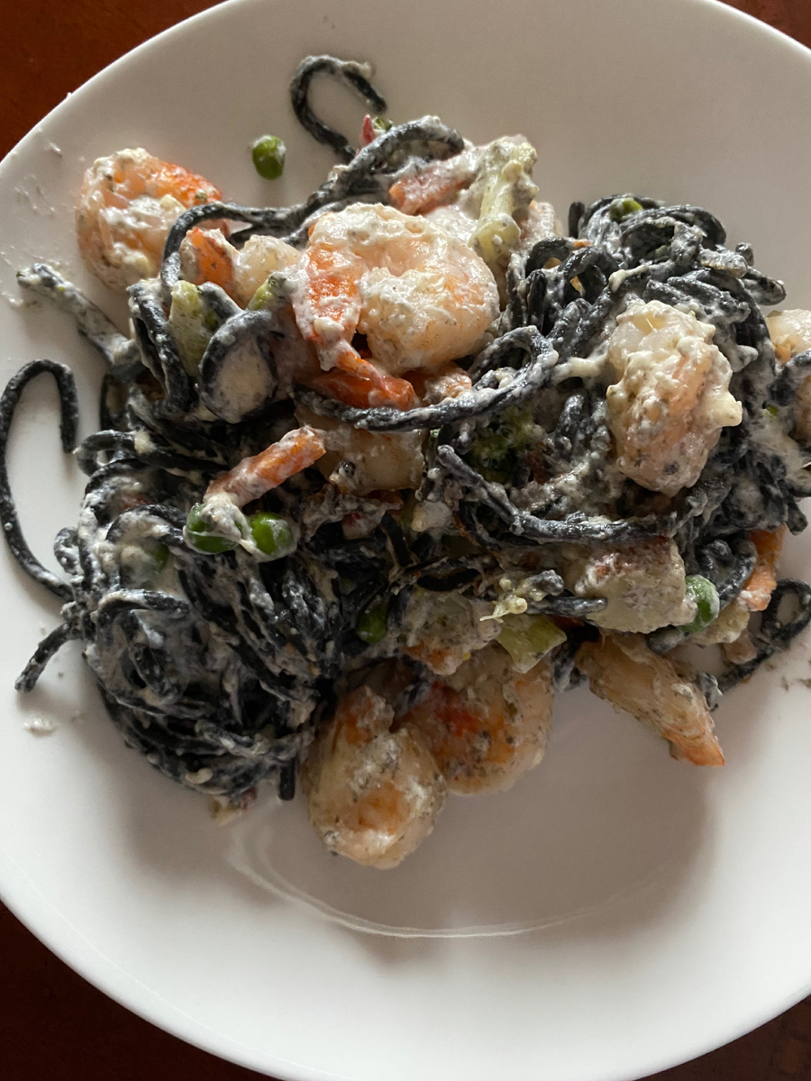 Паста с овощами и креветками в сливках