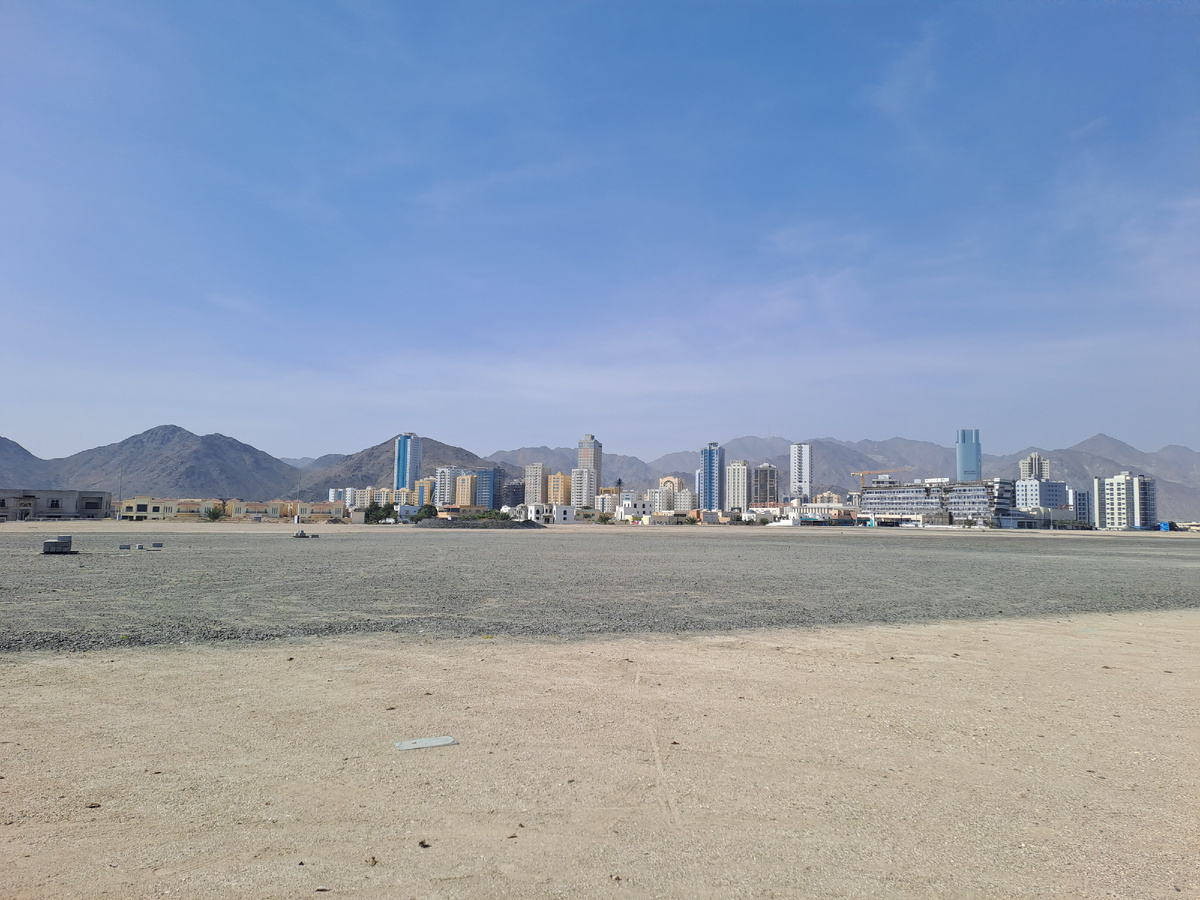  Фуджейра -город построенный на краю выжженной земли, у моря.