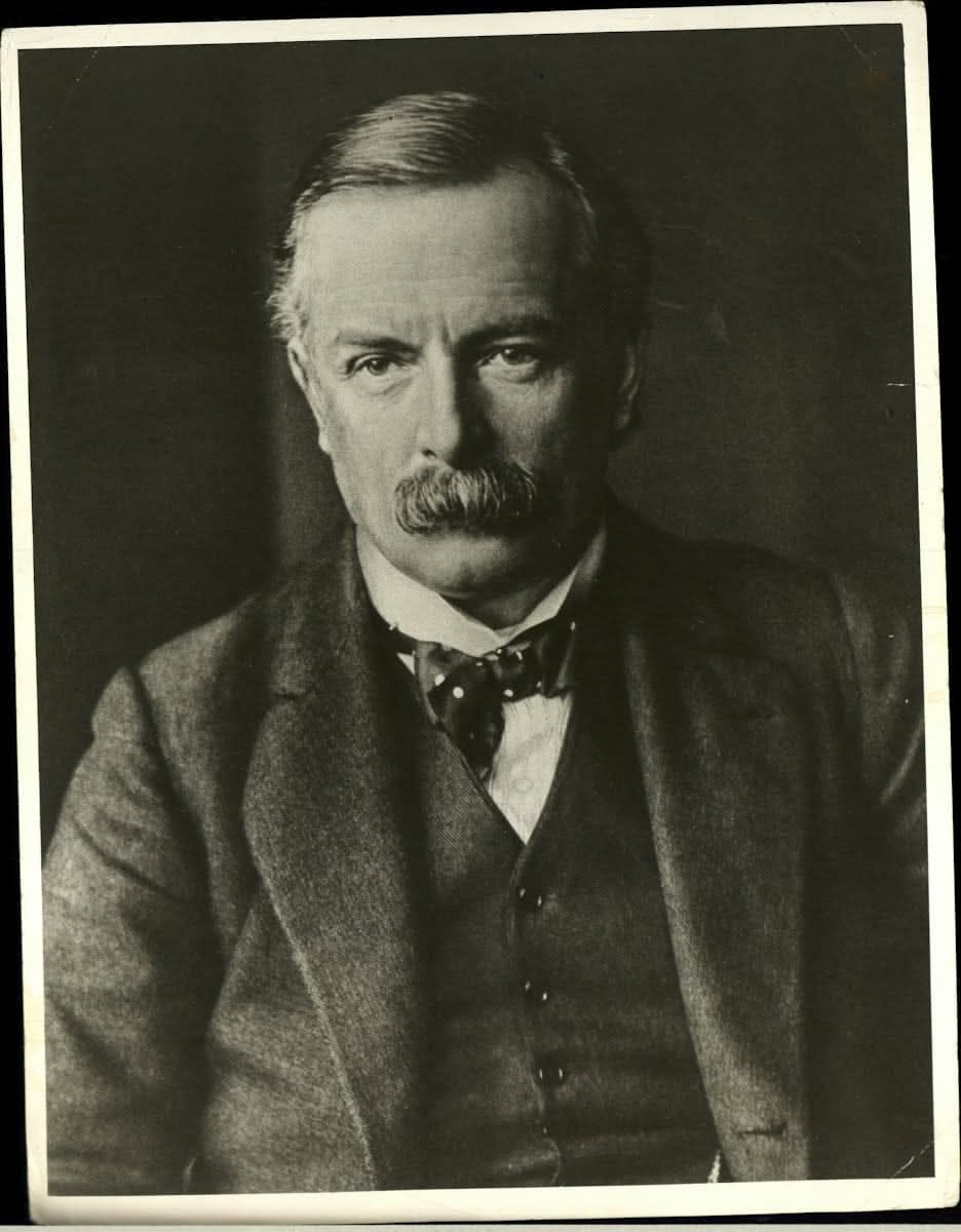 Дэвид Ллойд Джордж (17 января 1863 — 26 марта 1945) — британский политический деятель, последний премьер-министр Великобритании от Либеральной партии (1916–1922). Близкий друг Уинстона Черчилля. Единственный премьер-министр Великобритании, не совмещавший данный пост с постом лидера одной из политических партий страны.
После Октябрьской революции Ллойд Джордж поддержал военную интервенцию против большевистской России и её блокаду, оказывал помощь вооружением и деньгами руководителям белых армий — Деникину, Колчаку и Юденичу.
Ллойд Джордж стал один из главных организаторов Парижской мирной конференции (1919) и авторов Версальского мирного договора (1919). Его считают одним из создателей системы встреч «на высшем уровне».