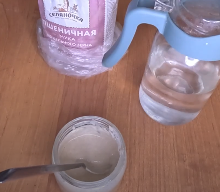 Мука с водой в банке