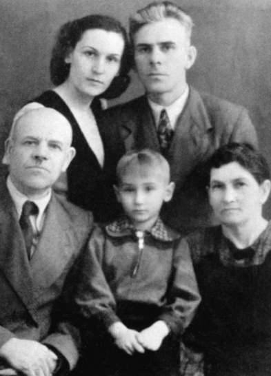 Маленький Леня с родителями и бабушкой с дедушкой