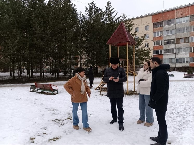     Двор дома на улице Изотова в Гатчине приведут в порядок по просьбе жителей. Фото: пресс-служба администрации Гатчинского округа.