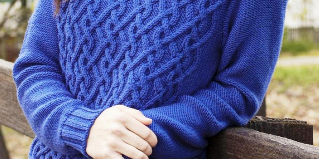 Яркий василёк: 5 красивых свитеров спицами в насыщенных оттенках синего