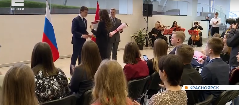     В честь Дня студента губернатор Михаил Котюков вручил учащимся краевых вузов именные стипендии