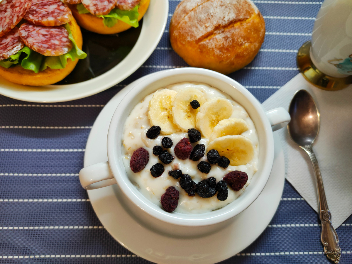 Овсяная каша с бананом и вялеными ягодами; кофе и бутерброды с с/к колбасой; 