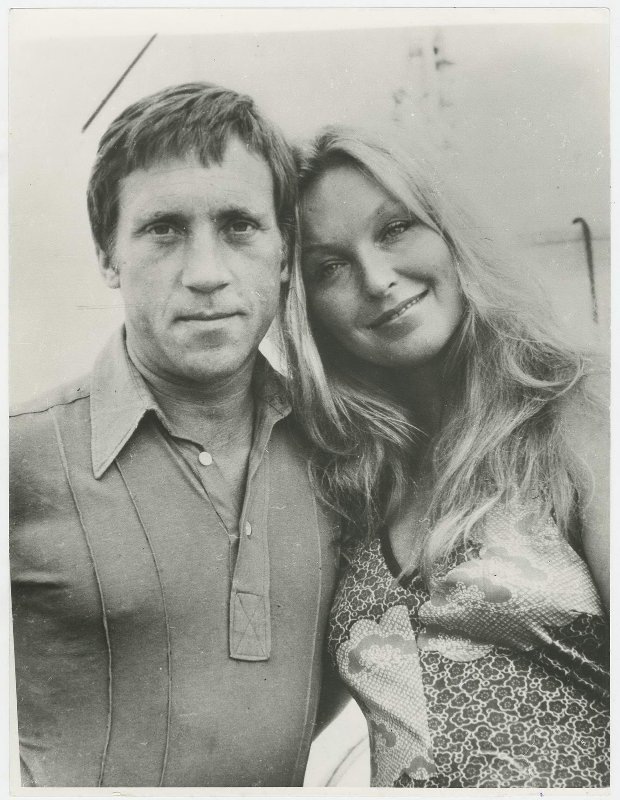 Фото взято с Госкаталога. Принадлежит «Мультимедийному комплексу актуальных искусств». Владимир Высоцкий и Марина Влади во время круиза на теплоходе