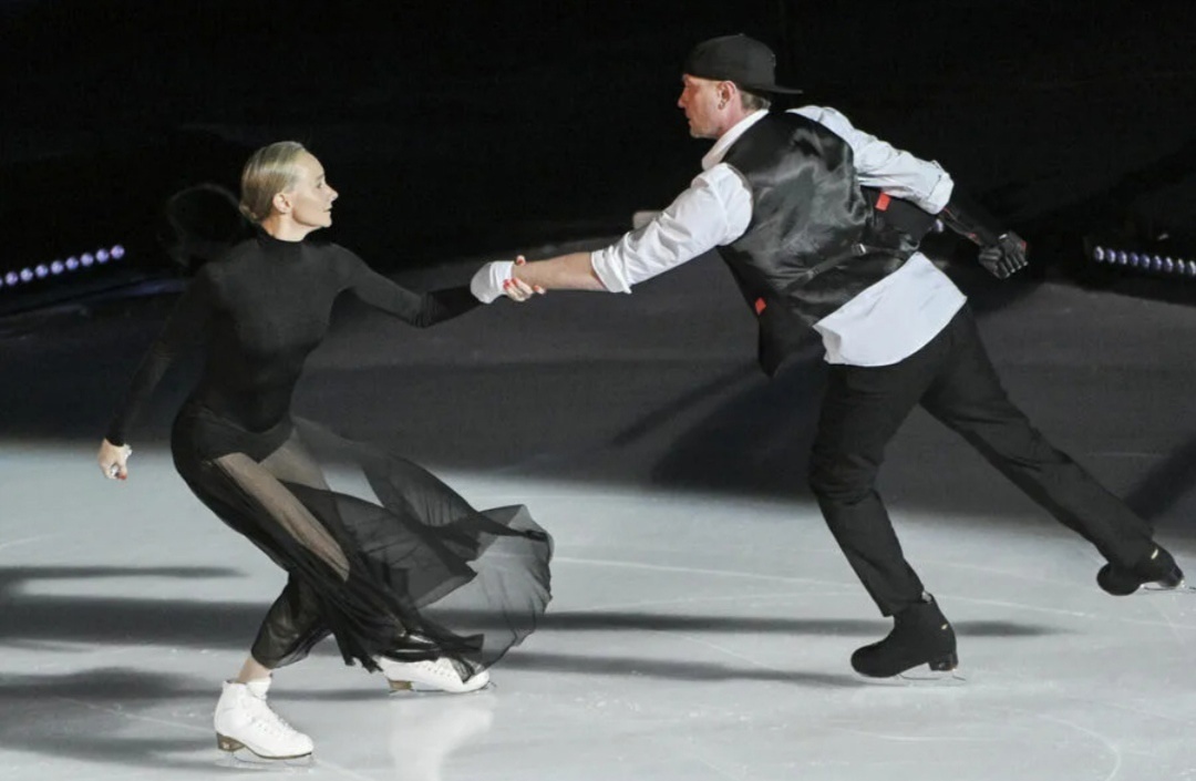 Роман Костомаров заново учится кататься на коньках