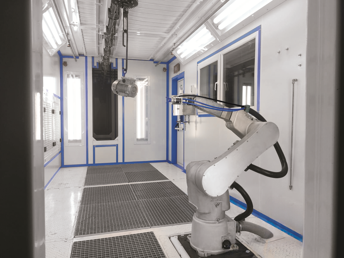 Робот не устает. Ему не нужны перерывы и выходные, поэтому его производительность близка к 100%.