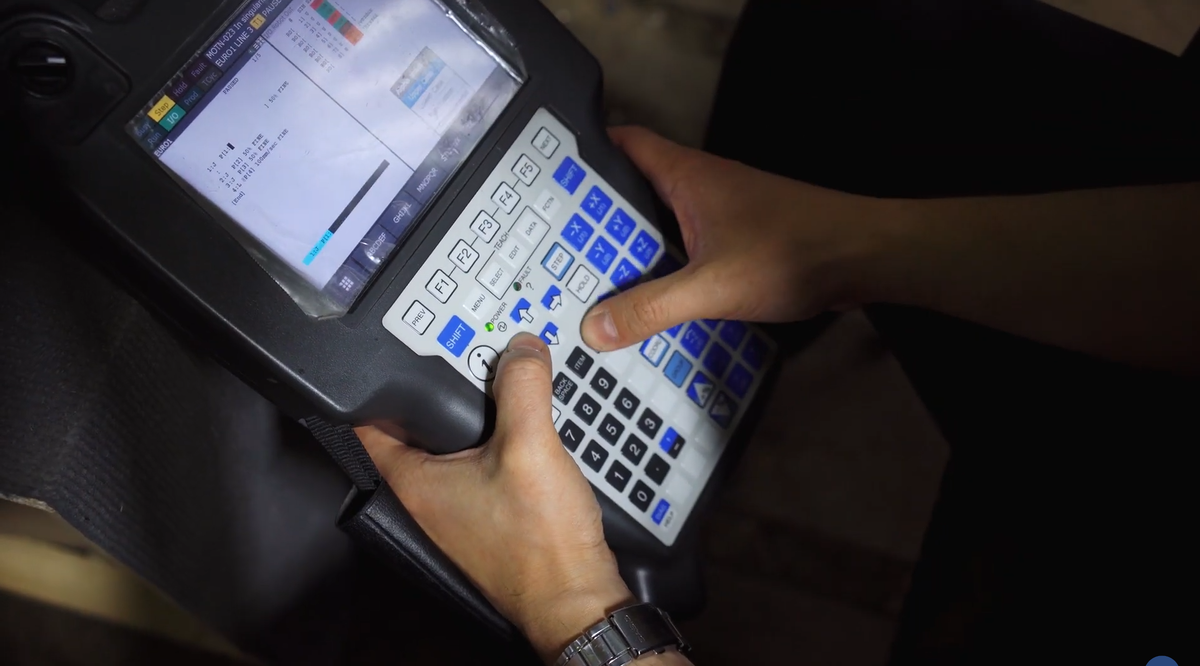 Управление роботом происходит с помощью вот такого пульта.