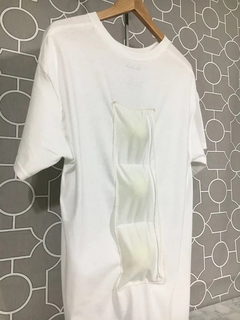 Один из вариантов переучивания со сна на спине на сон на боку - это вшивание в пижамную футбоку теннисных мячиков в области спины. В интернете даже можно встретить готовые пижамы с кармашками.