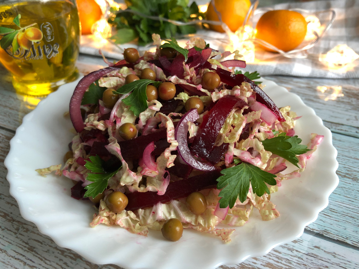 Предлагаю приготовить салат из свёклы и пекинской капусты: