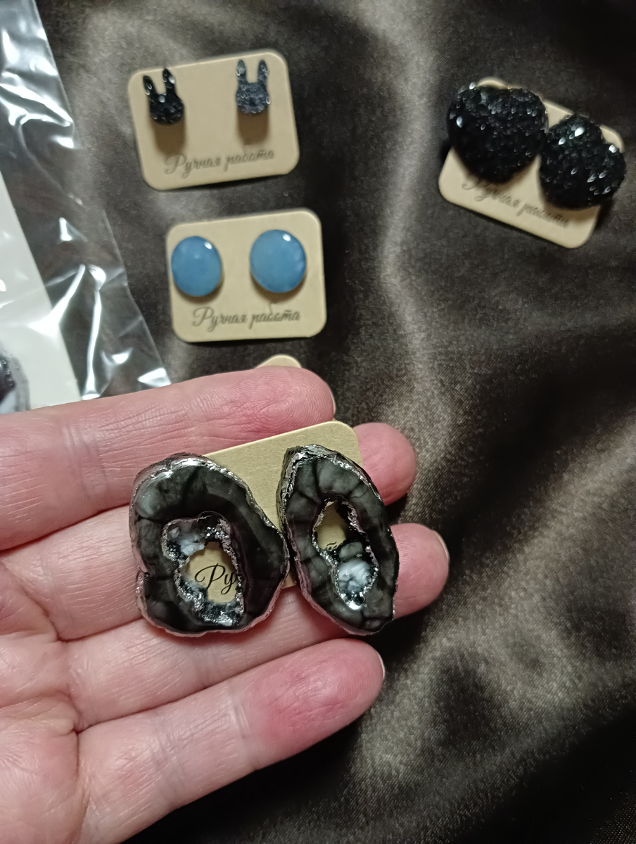 Черный это классика.