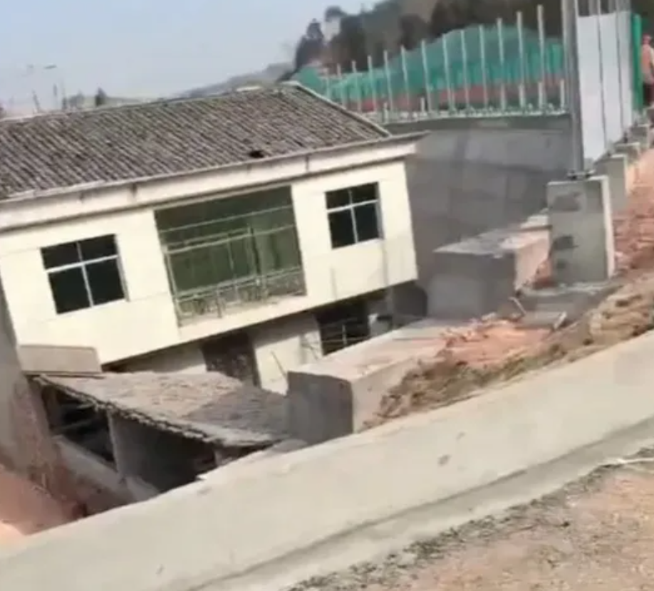 Окна и крыша дома оказались на одном уровен с новой дорогой