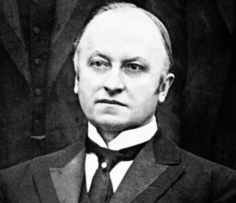 Джордж Натаниэл Керзон (11 января 1859, Кедлстон-Холл, Дербишир — 20 марта 1925, Лондон) — видный английский публицист, путешественник и государственный деятель.
Некоторые должности: вице-король Индии (1899–1906), министр иностранных дел Великобритании (1919–1924), лидер палаты лордов (1916–1925), лорд-председатель Совета (1916–1919, 1924). Автор линии своего имени -- варианта советско-польской границы 1920 г.