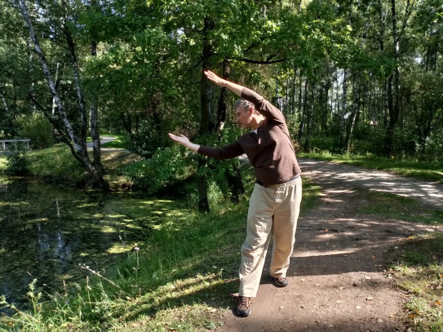 Целостная согласованность работы тела и дыхания углубляет качество многих динамических упражнений (на фото - Андрей Михайлович Усолов, выполняющий упражнение "Качать радугу" из второго комплекса цигун Инь-Ян)