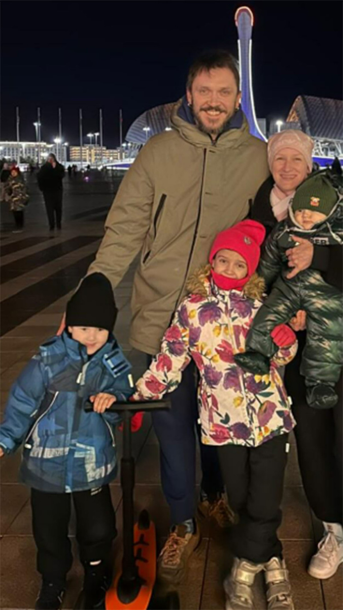 Татьяна Волосожар и Максим Траньков с тремя своими детьми. Фото: соцсети Максима Транькова