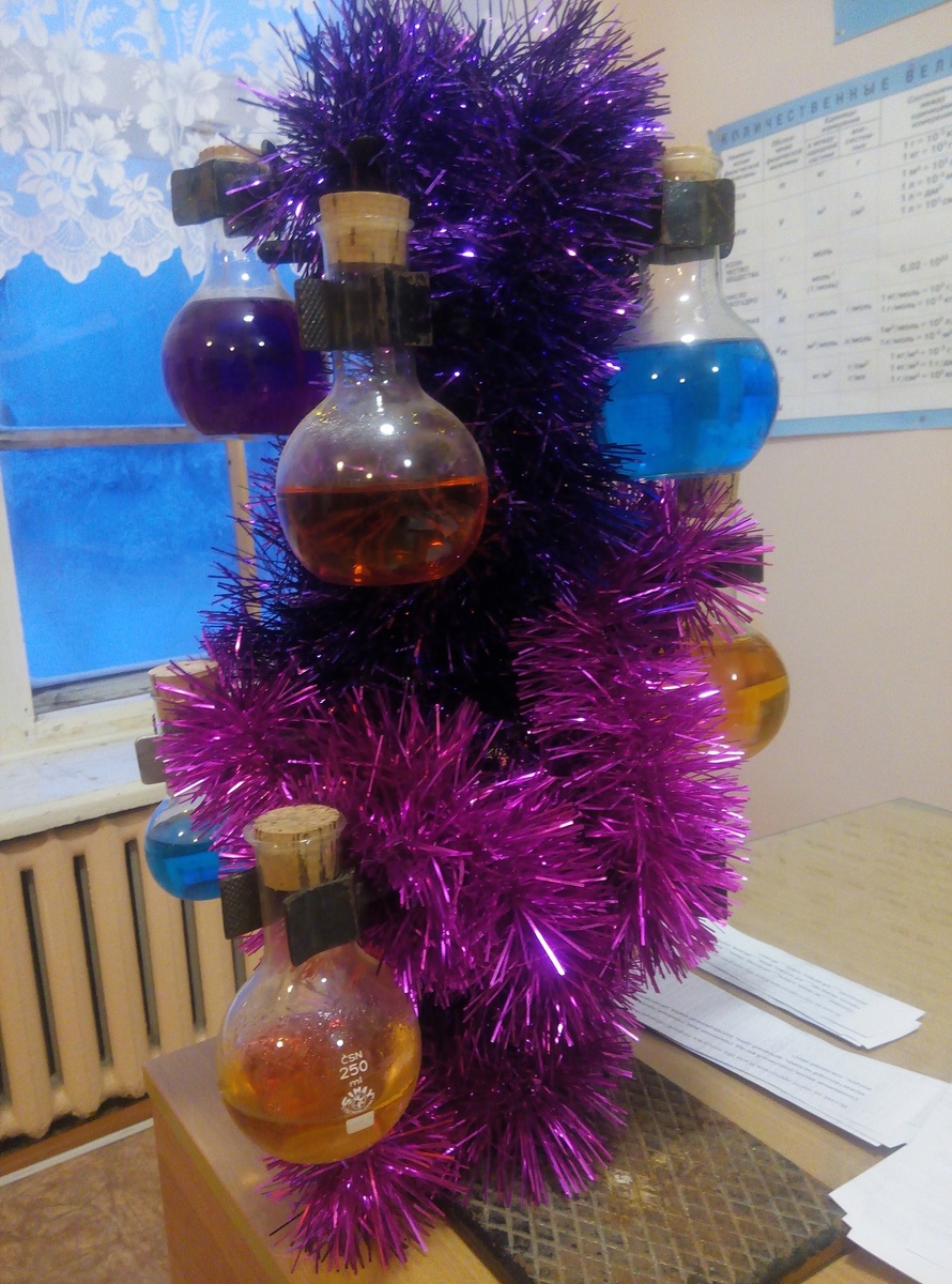 Ёлочка в кабинете химии на практике в школе