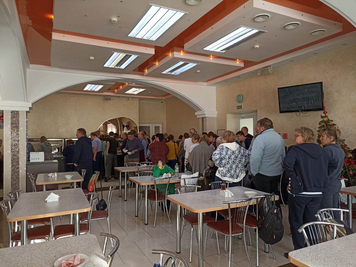 Очередь за едой. 