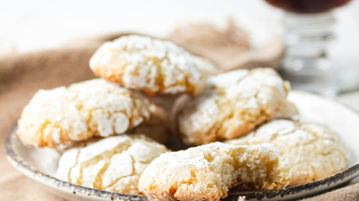 Ингридиенты печенья с хрустящей треснувшей корочкой