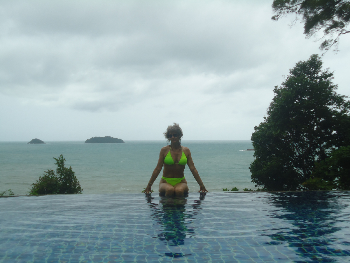 Пейзажный бассейн Инфинити с видом на океан на краю утёса в окружении тропической природы.
Отель Koh Chang Cliff Beach Resort, остров Чанг, Таиланд, июль 2024.