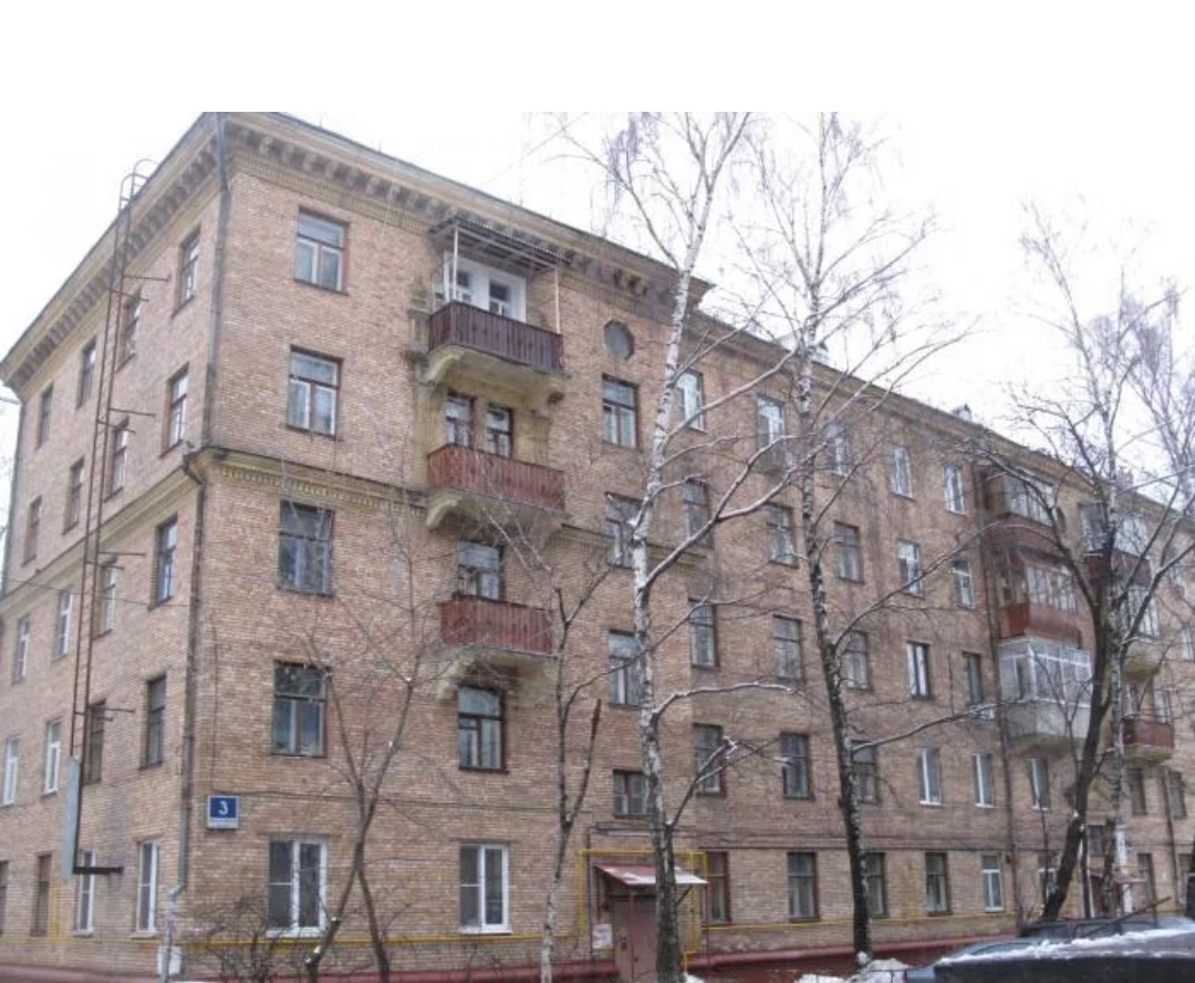 Примерно о таком доме идёт речь, когда-то снимали в подобном квартиру в Тушино. Там, как правило, потолки высокие
