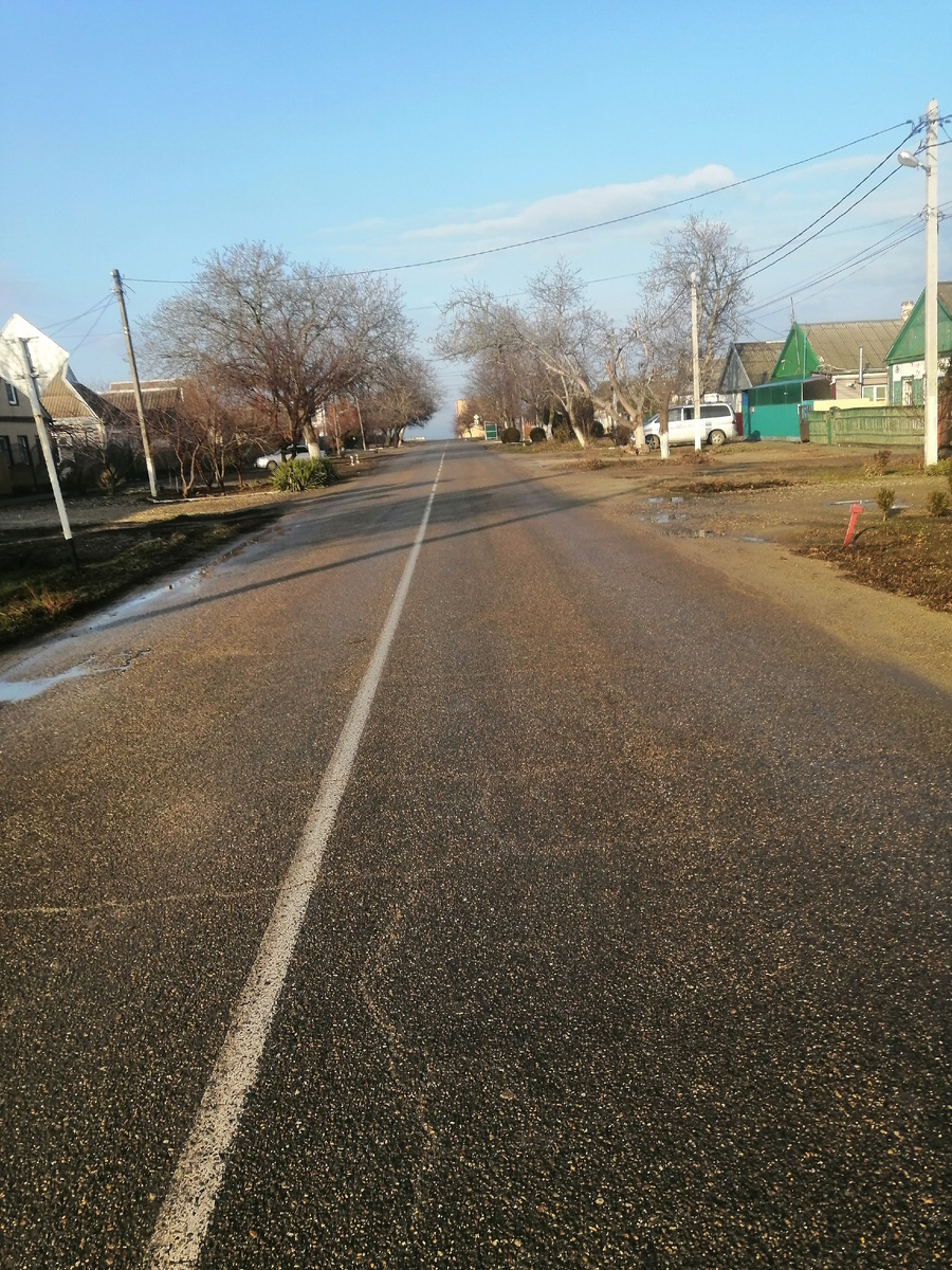 Вдалеке море.