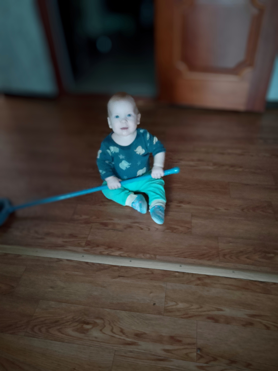 Парень веник нашел, что остаётся делать только мусор мести