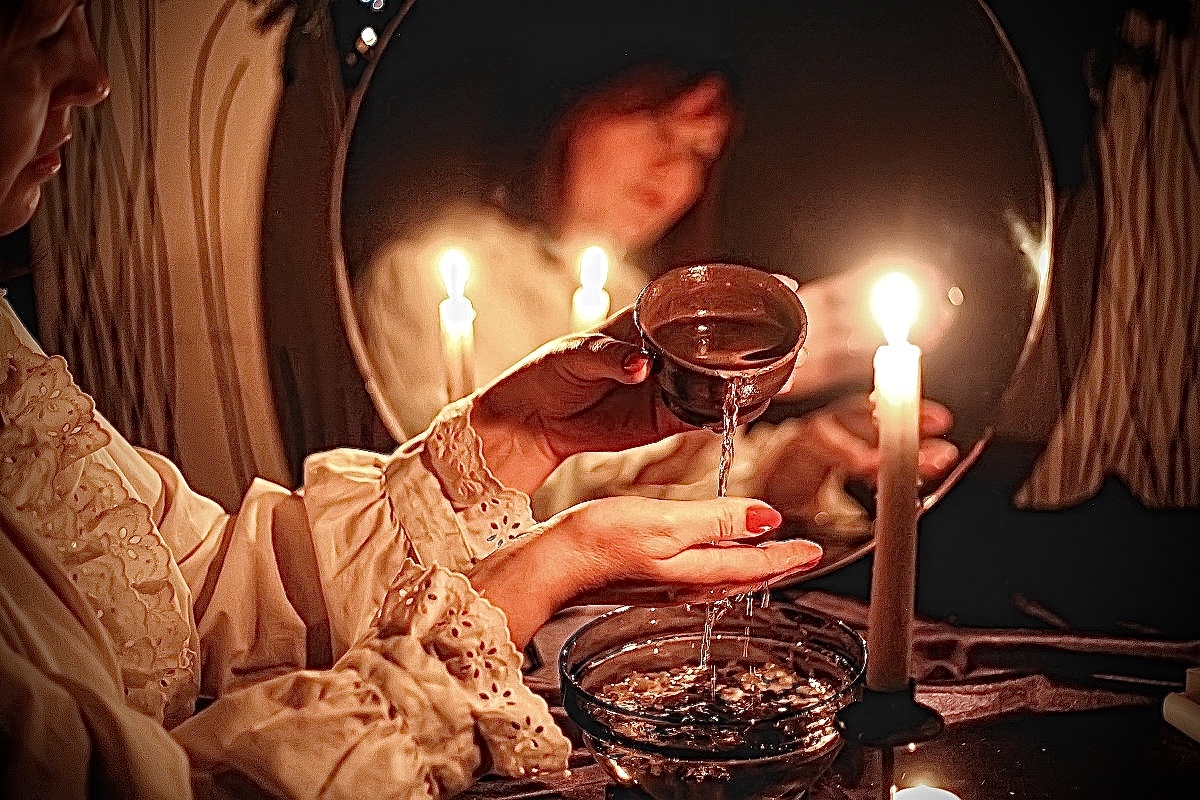 Девушка с зеркалом при свечах